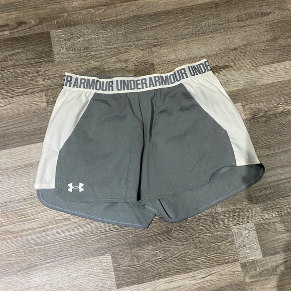 Ladies Under Armour Shorts, EUC, size medium - Picture 1 of 1